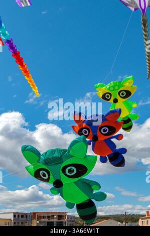 Natur'Ailes 2024: Drachenfest in Narbonne Plage. Occitanie, Frankreich Stockfoto
