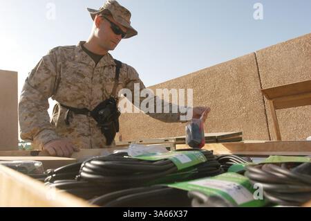 Mai 2004; Camp Blue Diamond, Irak; Major HOLDEN DUNHAM, 1. Marine Division Medienoffizier, Inventar Audio- und Videoproduktionsausrüstung. Die Ausrüstung wurde von Spirit of America, einer gemeinnützigen Organisation mit Sitz in Los Angeles, gespendet. In den nächsten Wochen werden Ausrüstungen im Wert von fast 0.000 an Nachrichtensender in der irakischen Provinz Al Anbar verteilt. Stockfoto