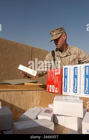 16. Mai 2004; Camp Blue Diamond, Irak; Oberstleutnant JOHN LUTKENHOUSE, 1. Marine Division plant Offizier für wirtschaftliche Entwicklung, inventarisiert Audio- und Videoproduktionsausrüstung. Die Ausrüstung wurde von der Spirit of America Charity in Los Angeles gespendet. In den nächsten Wochen werden Ausrüstungen im Wert von fast 0.000 an Nachrichtensender in der irakischen Provinz Al Anbar verteilt. Stockfoto