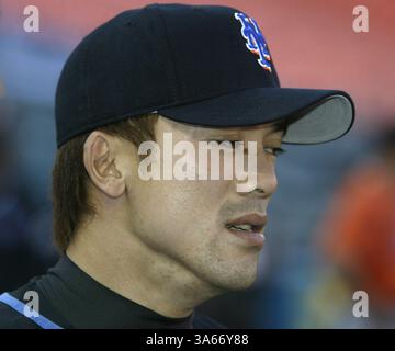 Mai 2004; Miami, FL, USA; Florida Marlins besiegte die New York Mets 2-1 im Pro Player Stadium. Das Bild zeigt KAZUO MATSUI während des Aufwärmens vor dem Spiel. Stockfoto