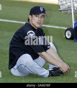 Mai 2004; Miami, FL, USA; Florida Marlins besiegte die New York Mets 2-1 im Pro Player Stadium. Das Bild zeigt KAZUO MATSUI während des Aufwärmens vor dem Spiel. Stockfoto