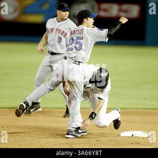 Mai 2004; Miami, FL, USA; Florida Marlins besiegte die New York Mets 2-1 im Pro Player Stadium. KAZUO MATSUI dreht die erste Hälfte eines Doppelspiels. Stockfoto