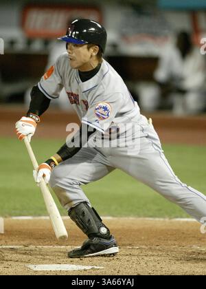 Mai 2004; Miami, FL, USA; Florida Marlins besiegte die New York Mets 2-1 im Pro Player Stadium. KAZUO MATSUI von den New York Mets versuchte im achten Inning zu bunt. Stockfoto