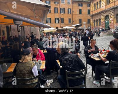 Rom, Italien - März 2025 - piazza della scala, trastevere, Menschen, Touristen, Essen im Restaurant, Stockfoto