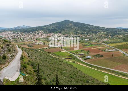 Blick auf das Dorf Nemea von Lady of the Rocks (Jungfrau des Felsens, Panagia tou Vrahou) verlassenes Kloster, Griechenland Stockfoto
