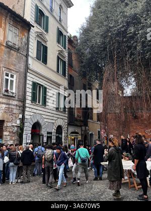 Rom, Italien - März 2025 - Viertel Trastevere, Piazza Trilussa Stockfoto