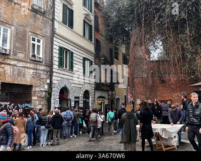 Rom, Italien - März 2025 - Viertel Trastevere, Piazza Trilussa Stockfoto