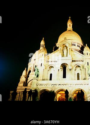 12. Juni 2004; Paris, FRANKREICH; Basilique du Sacre Coeur de Montmatre ist dem Heiligen Herzen Christi gewidmet und die Krypta enthält das, was viele für das Heilige Herz Christi halten. Die Basilika aus dem 19. Jahrhundert überragt Paris und bietet einen wunderbaren Blick auf die Stadt. Es zeigt ein herrliches Mosaik Christi und wurde nach der Niederlage im Deutsch-Französischen Krieg von 1870 erbaut. Stockfoto