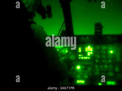 16. August 2004; Camp Al Taqaddum, Irak; Major PAUL POWER bereitet sich auf den Start im Cockpit eines CH-53E Superhengstes im Camp Al Taqaddum, Irak vor. Powers, ein gebürtiger aus Houston, Texas, ist ein CH-53E Pilot und Executive Officer der Marine Medium Helicopter Squadron-263, 24th Marine Expeditionary Unit. Die 24. MEU führt derzeit Sicherheits- und Stabilitätsoperationen in der Provinz Nordbabil im Irak durch. Stockfoto