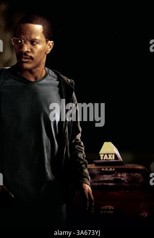 Erscheinungsdatum: 6. August 2004. FILMTITEL: Sicherheiten. STUDIO: Paramount Pictures. PLOT: Ein Taxifahrer findet sich die Geisel eine ansprechende Auftragskiller wie er seine Runden von Treffer zu Treffer in einer Nacht in La macht. Er muss einen Weg, sich selbst und ein letztes Opfer retten finden. Im Bild: JAMIE FOXX als Max. Stockfoto