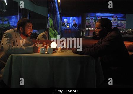 Erscheinungsdatum: 6. August 2004. FILMTITEL: Sicherheiten. STUDIO: Paramount Pictures. PLOT: Ein Taxifahrer findet sich die Geisel eine ansprechende Auftragskiller wie er seine Runden von Treffer zu Treffer in einer Nacht in La macht. Er muss einen Weg, sich selbst und ein letztes Opfer retten finden. Bild: JAVIER BARDEM stars wie Felix und JAMIE FOXX als Max. Stockfoto