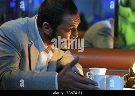 Erscheinungsdatum: 6. August 2004. FILMTITEL: Sicherheiten. STUDIO: Paramount Pictures. PLOT: Ein Taxifahrer findet sich die Geisel eine ansprechende Auftragskiller wie er seine Runden von Treffer zu Treffer in einer Nacht in La macht. Er muss einen Weg, sich selbst und ein letztes Opfer retten finden. Bild: JAVIER BARDEM macht einen Cameo-Auftritt als Felix. Stockfoto