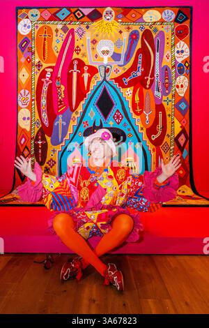 London, Großbritannien. März 2025. The Artist with Heavens Gate - Grayson Perry: Wahnvorstellungen der Größe in der Wallace Collection. Eine große Ausstellung mit über 40 neuen Werken von Sir Grayson Perry, die vom 28. März bis 26. Oktober 2025 stattfindet. Es umfasst Keramiken, Wandteppiche, Möbel und Collagen, die neben einigen Meisterwerken der Wallace Collection ausgestellt wurden, die dazu beigetragen haben, Perrys Vision für diese Ausstellung zu inspirieren und zu gestalten, die am 65. Geburtstag des Künstlers eröffnet wird. Guy Bell/Alamy Live News Stockfoto