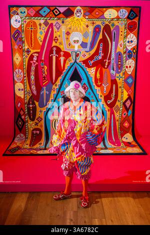 London, Großbritannien. März 2025. The Artist with Heavens Gate - Grayson Perry: Wahnvorstellungen der Größe in der Wallace Collection. Eine große Ausstellung mit über 40 neuen Werken von Sir Grayson Perry, die vom 28. März bis 26. Oktober 2025 stattfindet. Es umfasst Keramiken, Wandteppiche, Möbel und Collagen, die neben einigen Meisterwerken der Wallace Collection ausgestellt wurden, die dazu beigetragen haben, Perrys Vision für diese Ausstellung zu inspirieren und zu gestalten, die am 65. Geburtstag des Künstlers eröffnet wird. Guy Bell/Alamy Live News Stockfoto