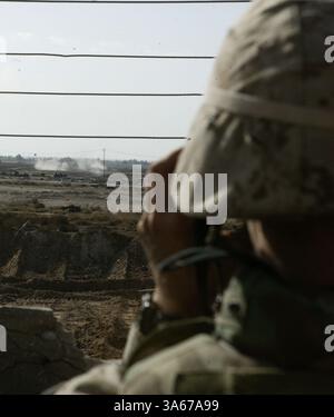 22. November 2004; Fallujah, Irak; 2. Lieutenant ERIC M. WILLIAMS, der Vorwärtsbeobachter für Battery S, 5. Bataillon, 7. Marineregiment Observer trifft Downrange durch Ferngläser. Die Leitung von Artillerie-Feuer und Luftangriffen war die Mission von vier Marines, die der Kompanie A, 1. Bataillon, 8. Marine-Regiment-Feuerunterstützung zugewiesen wurden. Das Faustteam war für die Räumung stark befestigter Gebiete und für den Umgang mit schwer zu beseitigenden Teilen der Stadt verantwortlich. Stockfoto