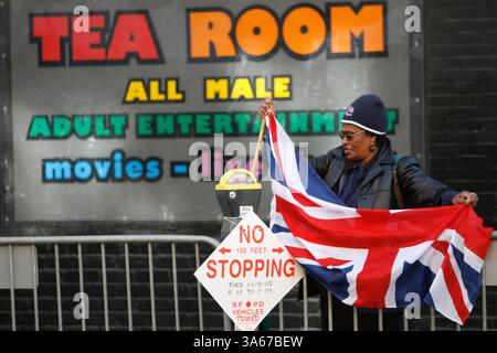 November 2005; San Francisco, CA, USA; am letzten Tag ihrer Tour zur San Francisco Bay Area besuchen Prinz Charles von Wales und Herzogin Camilla von Cornwall das Empress Hotel im Tenderloin-Viertel von San Francisco. Das Empress Hotel ist Teil von Bürgermeister Gavin Newsoms Wohnprojekt und beherbergt 90 ehemals obdachlose Menschen, die unter verschiedenen Leiden wie psychischen Problemen, Alkoholismus und Drogenmissbrauch leiden. Das Königspaar tourte mit Newsom durch das Hotel. Obligatorischer Hinweis: Foto von Mike Fox/ZUMA Press. (©) Copyright 2005 von Mike Fox Stockfoto