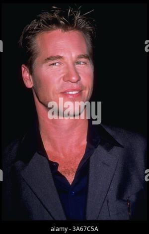 Oktober 1996; Hollywood, CA, USA; Schauspieler VAL KILMER nimmt an der Premiere von „The Ghost and the Dark“ Teil (Michelson-Hutchins/1996) Stockfoto