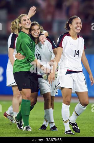 18. August 2008 – Hope Solo, Left, Tobin Heath, Center, und Stephanie Cox aus den Vereinigten Staaten feiern am Montag, 18. August 2008, einen Sieg über Japan bei den XXIX Olympiaspielen in Peking, China. (David Eulitt/Kansas City Star/MCT) (Bild: © David Eulitt/MCT/ZUMAPRESS.com) Stockfoto