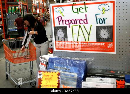18. August 2008 - Kathy Downs aus Orlando holt am Montag, 18. August 2008, im Home Depot am East Colonial Drive in Orlando, Florida, Taschenlampen in der Hurrikan-Versorgungsabteilung ab. Downs war in ihrer Mittagspause und betankt bereits ihre beiden Autos. Sie sagte, sie wolle auch zum Supermarkt, bevor der Sturm kommt. (Jacob Langston/Orlando Sentnel/MCT) (Bild: © Orlando Sentinel/MCT/ZUMAPRESS.com) Stockfoto