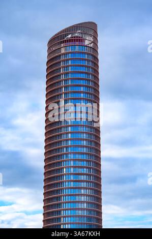 Nahaufnahme der Architektur des Sevilla Turms, des höchsten Gebäudes der Stadt. Stockfoto