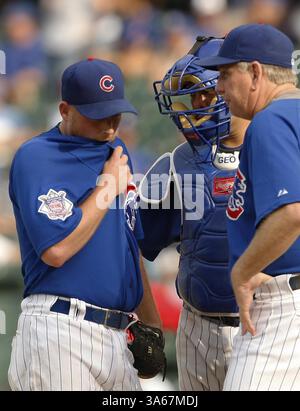 22. August 2008: Der Chicago Cubs Pitcher Chad Gaudin spricht am Freitag, den 22. August 2008, im neunten Inning des Spiels gegen die Washington Nationals im Wrigley Field in Chicago, Illinois, mit Geovany Soto und Pitching Coach Larry Rothschild. (Phil Velasquez/Chicago Tribune/MCT) (Kreditbild: © Phil Velasquez/MCT/ZUMAPRESS.com) Stockfoto