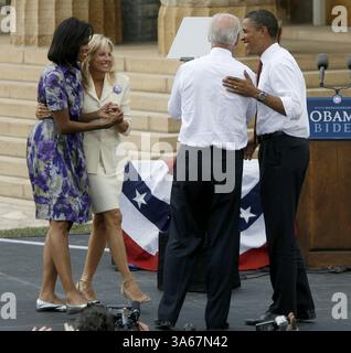 23. August 2008 – der demokratische Präsidentschaftskandidat Sen. Barack Obama rechts und Sen. Joe Biden (D-Del.) links nehmen am Samstag, den 23. August 2008, mit ihren Frauen Michelle Obama, links, und Jill Biden, rechts, in der Old State Capital in Springfield, Illinois, die Bühne ein. Obama hat Biden zu seinem stellvertretenden Präsidentschaftskandidaten gewählt. (Nuccio DiNuzzo/Chicago Tribune/MCT) (Kreditbild: © Nuccio Dinuzzo/MCT/ZUMAPRESS.com) Stockfoto