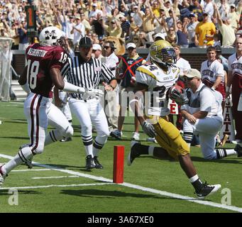 20. September 2008 - Georgia Tech Running Back Embry Peeples (24) erzielt am Samstag, den 20. September 2008 im Bobby Dodd Stadium in Atlanta, Georgia, einen Rückschlag gegen den Mississippi State Defensive Marcus Washington (18). (Curtis Compton/Atlanta Journal-Constitution/MCT) (Kreditbild: © Curtis Compton/MCT/ZUMAPRESS.com) Stockfoto