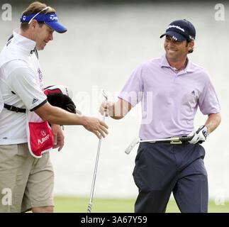 26. September 2008 - von links feiert Caddie Glen Murray mit Sergio Garcia, nachdem er das Grün in zwei Schwüngen auf dem 17. Loch in der zweiten Runde der Tour Championship im East Lake Golf Club in Atlanta, Georgia, am Freitag, 26. September 2008 zu Par 4 gemacht hat. (Elissa Eubanks/Atlanta Journal-Constitution/MCT) (Kreditbild: © Elissa Eubanks/MCT/ZUMAPRESS.com) Stockfoto