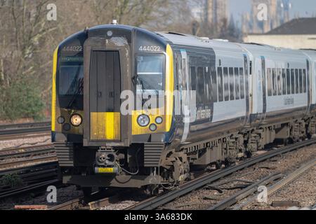 London, Großbritannien. März 2025. South Western Railway wird das erste Unternehmen sein, das im Mai 2025 durch den Passenger Railway Services (Public Ownership) Act 2024 von der Labour-Regierung wieder in öffentliches Eigentum gebracht wird. South West verkehrt von der Londoner Waterloo Station aus umfangreiche Nahverkehrsdienste und Fernzüge. Bild: Eine Baureihe 444, die im Express-Personenverkehr nach Weymouth für die South Western Railways verkehrt und durch den Bahnhof Vauxhall mit den Houses of Parliament im Hintergrund fährt. Quelle: Malcolm Park/Alamy Live News Stockfoto