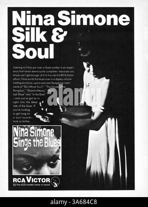 Eine Werbung eines Musikmagazins von 1967 für ein Album der legendären Jazzsängerin Nina Simone. Dieses Album heißt Sings the Blues' und wurde auf dem Label RCA Victor veröffentlicht. Stockfoto