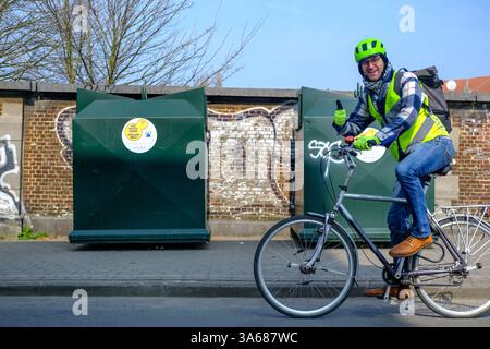 Brüssel, Belgien März 2025. Die Abbildung zeigt einen Kleiderspendenbehälter von SpullenHulp/Les Petits Rien in Brüssel am Dienstag, den 25. März 2025. BELGA FOTO HATIM KAGHAT Credit: Belga News Agency/Alamy Live News Stockfoto