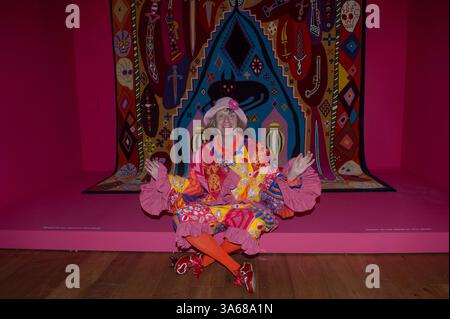 London, Großbritannien. März 2025. Sir Grayson Perry mit „Heavens Gate“ bei der Pressevorschau seiner Ausstellung Wahnvorstellungen der Größe (28. März bis 26. Oktober 2025), die 40 Kunstwerke, Keramik, Wandteppiche, Möbel und Collagen umfasst. Quelle: claire doherty/Alamy Live News Stockfoto