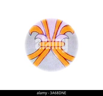 Ein kreisförmiges Design mit verflochtenen Bändern in leuchtendem Orange und Lila, elegant auf einem hellen Hintergrund angeordnet. Klassische Kunst mit modernem Touch, neu interpretiert von Artotop, verwandeltes assyrisches und persisches Ornament Stockfoto