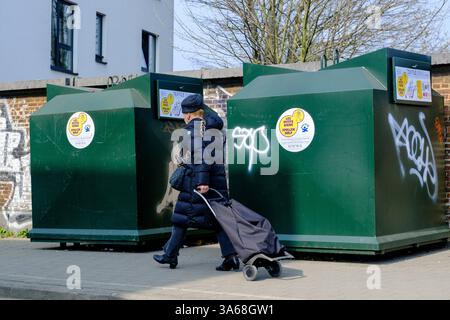Brüssel, Belgien März 2025. Die Abbildung zeigt einen Kleiderspendenbehälter von SpullenHulp/Les Petits Rien in Brüssel am Dienstag, den 25. März 2025. BELGA FOTO HATIM KAGHAT Credit: Belga News Agency/Alamy Live News Stockfoto