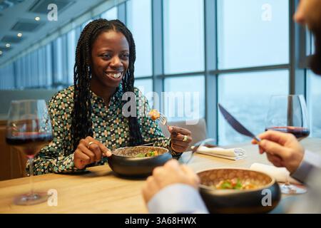 Frau Beim Abendessen Mit Mann Im Restaurant Stockfoto