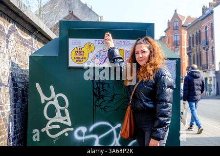 Brüssel, Belgien März 2025. Die Abbildung zeigt einen Kleiderspendenbehälter von SpullenHulp/Les Petits Rien in Brüssel am Dienstag, den 25. März 2025. BELGA FOTO HATIM KAGHAT Credit: Belga News Agency/Alamy Live News Stockfoto