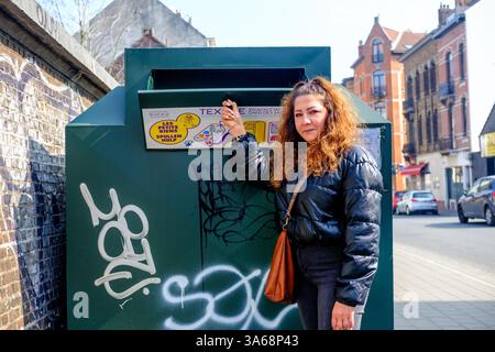 Brüssel, Belgien März 2025. Die Abbildung zeigt einen Kleiderspendenbehälter von SpullenHulp/Les Petits Rien in Brüssel am Dienstag, den 25. März 2025. BELGA FOTO HATIM KAGHAT Credit: Belga News Agency/Alamy Live News Stockfoto
