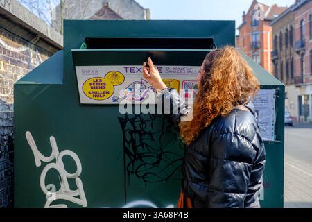 Brüssel, Belgien März 2025. Die Abbildung zeigt einen Kleiderspendenbehälter von SpullenHulp/Les Petits Rien in Brüssel am Dienstag, den 25. März 2025. BELGA FOTO HATIM KAGHAT Credit: Belga News Agency/Alamy Live News Stockfoto
