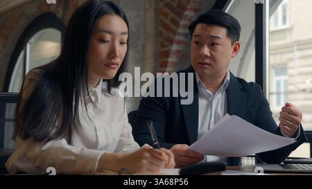 Geschäftsproblem Kollegen im Büro Beschwerde unzufriedener Chef asiatischer Mann koreanischer Geschäftsmann Führer reden Laptop Dokumente Fehler traurig Japanisch Stockfoto