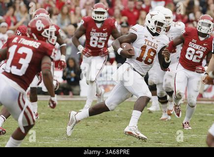 11. Oktober 2014 - Dallas, TX, USA - Texas Longhorns Quarterback Tyrone Swoopes (18) sucht während der zweiten Halbzeit am Samstag, den 11. Oktober 2014, im Cotton Bowl in Dallas Platz gegen die Oklahoma Sooners. (Bild: © Brandon Wade/MCT/ZUMA Wire) Stockfoto