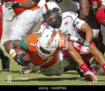11. Oktober 2014 - Miami Gardens, FL, USA - Miami Hurricanes Running Back Gus Edwards (7) taucht am Samstag, den 11. Oktober 2014, im Sun Life Stadium in Miami Gardens, Florida, für einen ersten Abstieg an der ein-Yard-Linie während des vierten Viertels von Miamis Spiel gegen die Cincinnati Bearcats. (Kreditbild: © Al Diaz/MCT/ZUMA Wire) Stockfoto
