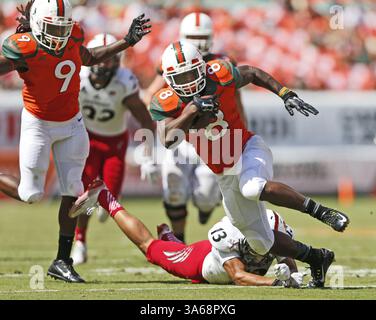 11. Oktober 2014 - Miami Gardens, FL, USA - Miami Hurricanes Running Back Duke Johnson (8) läuft im dritten Quartal des Spiels gegen die Cincinnati Bearcats am Samstag, 11. Oktober 2014, im Sun Life Stadium in Miami Gardens, Florida. (Kreditbild: © Al Diaz/MCT/ZUMA Wire) Stockfoto