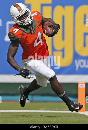 11. Oktober 2014 - Miami Gardens, FL, USA - Miami Hurricanes Wide Receiver Phillip Dorsett (4) erzielt im dritten Quartal des Spiels Miamis gegen die Cincinnati Bearcats am Samstag, 11. Oktober 2014, im Sun Life Stadium in Miami Gardens, Fla. (Kreditbild: © Al Diaz/MCT/ZUMA Wire) Stockfoto