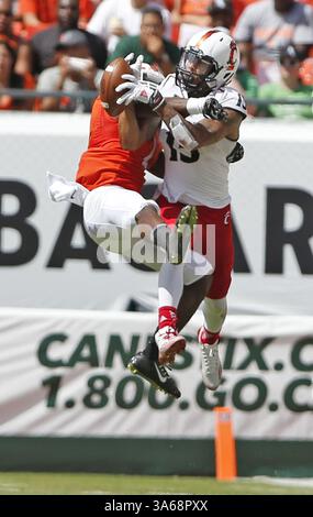 11. Oktober 2014 - Miami Gardens, FL, USA - Miami Hurricanes Defensive Back Artie Burns (1) lenkt im zweiten Quartal am Samstag, 11. Oktober 2014, im Sun Life Stadium in Miami Gardens, Florida, einen Pass ab, der für Cincinnati Bearcats Wide Receiver Chris Moore (15) bestimmt ist (Kreditbild: © Al Diaz/MCT/ZUMA Wire) Stockfoto