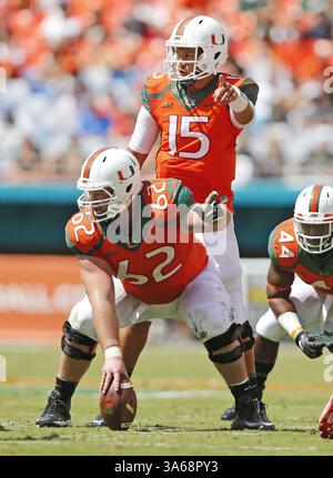 11. Oktober 2014 - Miami Gardens, FL, USA - Miami Hurricanes Quarterback Brad Kaaya (15) und Offensive Lineman Shane McDermott (62) signalisieren im zweiten Quartal ihres Spiels gegen die Cincinnati Bearcats am Samstag, 11. Oktober 2014 im Sun Life Stadium in Miami Gardens, Fla. (Kreditbild: © Al Diaz/MCT/ZUMA Wire) Stockfoto