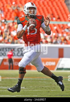 11. Oktober 2014 - Miami Gardens, FL, USA - Miami Hurricanes Quarterback Brad Kaaya (15) schaut im dritten Quartal des Spiels gegen die Cincinnati Bearcats am Samstag, den 11. Oktober 2014, im Sun Life Stadium in Miami Gardens, Florida. (Kreditbild: © Al Diaz/MCT/ZUMA Wire) Stockfoto