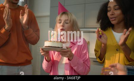 Lächelnde multirassische Freunde multiethnische Menschen gratulieren Vielfalt Mann Frauen Afroamerikaner Guy Kaukasier Mädchen Frauen Männer zu Hause feiern Stockfoto