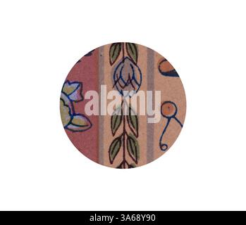 Ein kreisförmiger Bereich zeigt ein kompliziertes Design mit floralen Elementen und abstrakten Formen, die Farben und Muster in einer harmonischen Anordnung verschmelzen. Klassische Kunst mit einem modernen Touch, das von Artotop neu interpretiert wurde und das Renaissance-Ornament verwandelt wurde Stockfoto