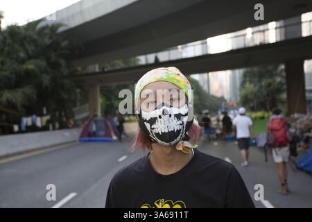 13. Oktober 2014 - Hongkong, China - Pro-Demokratie-Demonstranten treffen sich am 13. Oktober 2014 im Sit-in der Admiralität in Hongkong. Die Spannungen in Hongkong sind nach wie vor hoch, da die Pro-Demokratie-Bewegung die Straßen in Hongkong besetzt hat und offene Wahlen und den Rücktritt von Hongkongs Chef Leung Chun Ying forderte. (Bild: © Raul Ariano/ZUMA Wire/ZUMAPRESS.com) Stockfoto