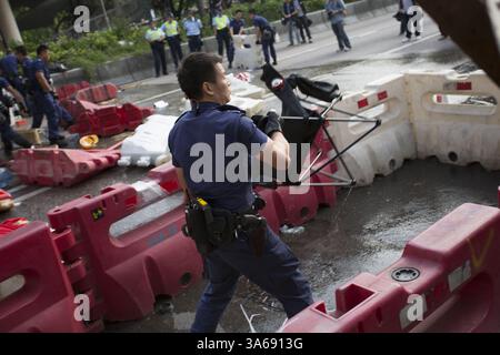 13. Oktober 2014 - Hongkong, China - der Polizeibeamte beginnt am 13. Oktober 2014 mit der Beseitigung der Barrikade in der Admiralität Pro-Democracy Sit-in in Hongkong.die Spannungen in Hongkong sind immer noch hoch, da die Pro-Demokratie-Bewegung die Straßen in Hongkong besetzt hat und offene Wahlen und den Rücktritt von Hongkongs Chef Leung Chun Ying forderte. (Bild: © Raul Ariano/ZUMA Wire/ZUMAPRESS.com) Stockfoto